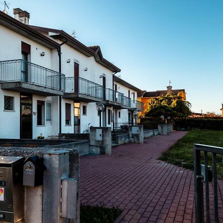 Arcobaleno Di Elena Fantinati Hotel Adria Esterno foto